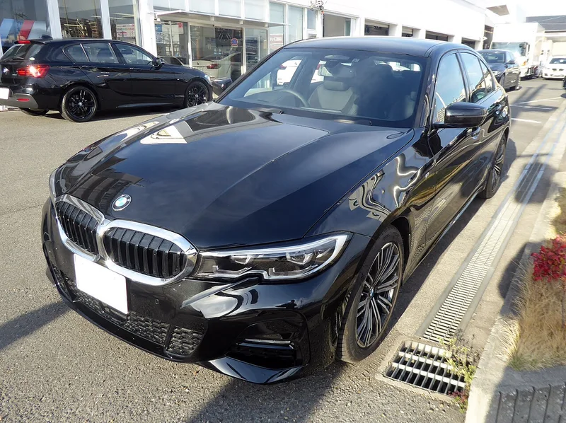 BMW 320i M Sport (G20), sedan, pohľad spredu a zboku