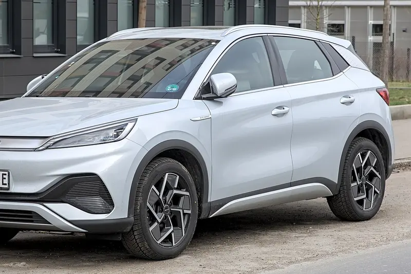 BYD ATTO 3, SUV, pohľad spredu a zboku
