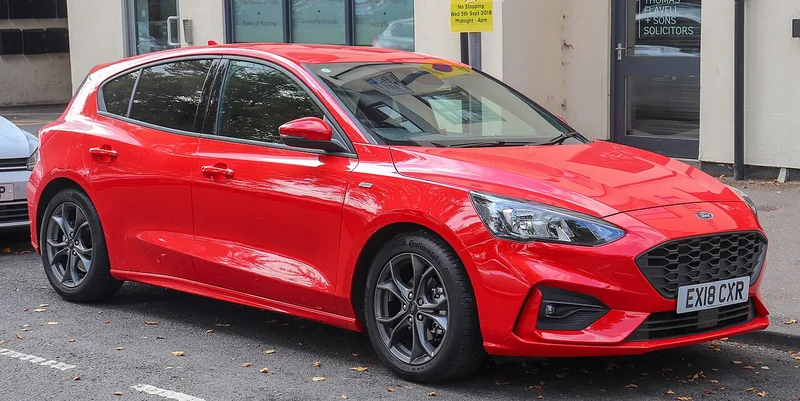 Ford Focus ST-Line, hatchback, pohľad spredu a zboku
