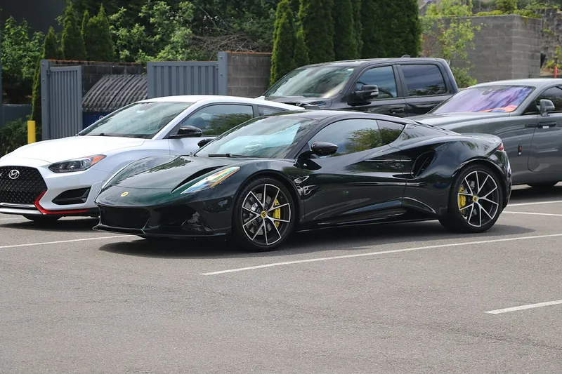 Lotus Emira, športové kupé, pohľad spredu a zboku