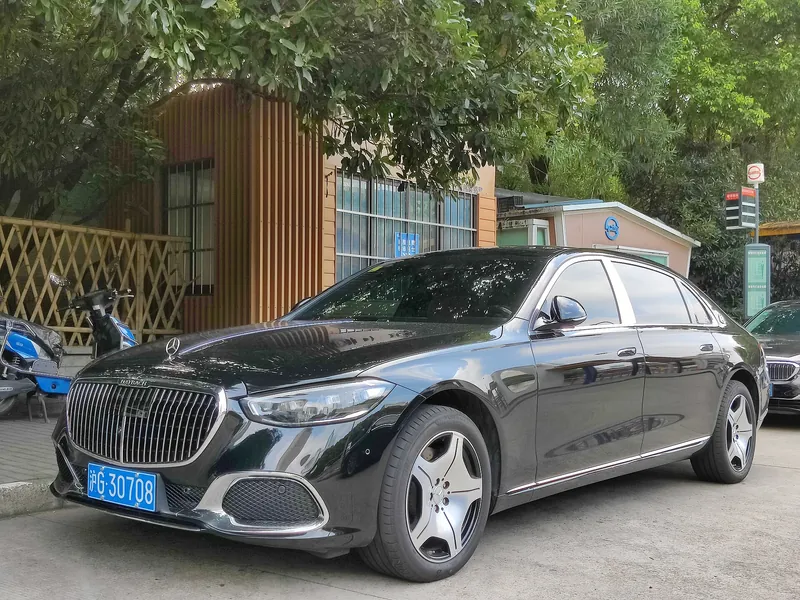 Mercedes-Maybach S-Class (Z223), luxusný sedan, pohľad spredu a zboku