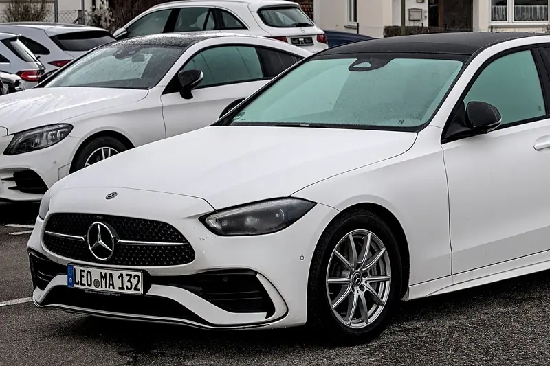 Mercedes-Benz triedy C, sedan, pohľad spredu a zboku