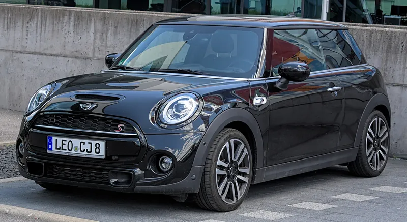 MINI Cooper S (F56), trojdverový hatchback, pohľad spredu a zboku