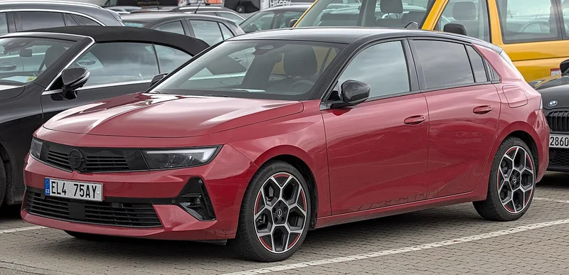 Opel Astra L, hatchback, pohľad spredu a zboku