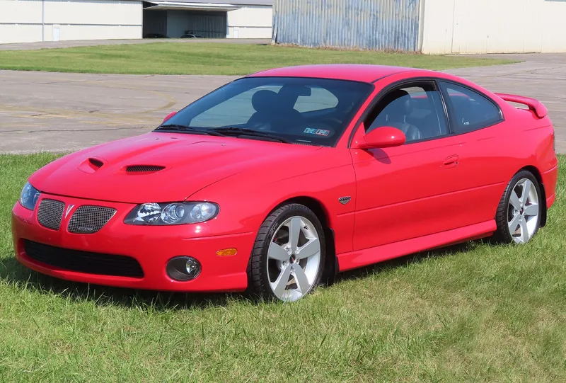 Pontiac GTO, kupé, pohľad spredu a zboku