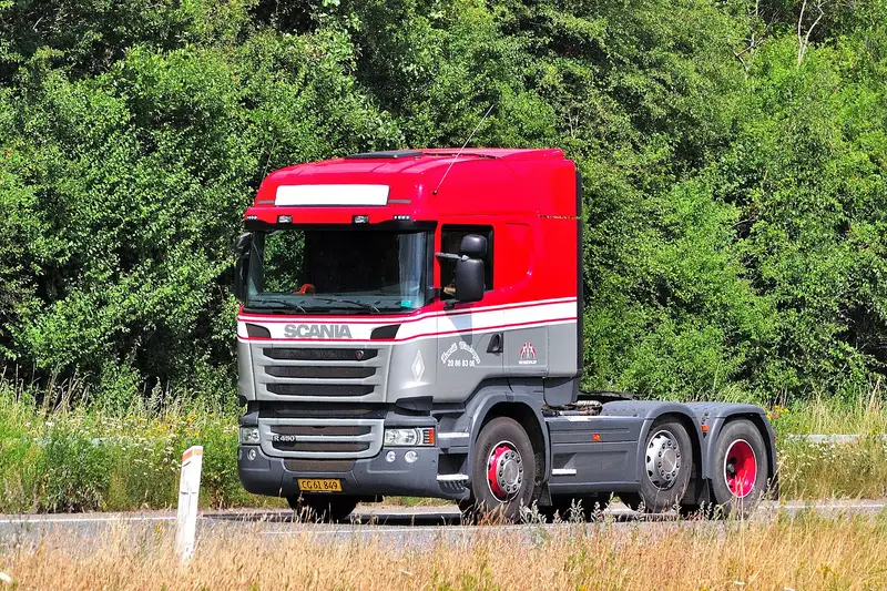 Scania R 450, ťahač, pohľad spredu a zboku