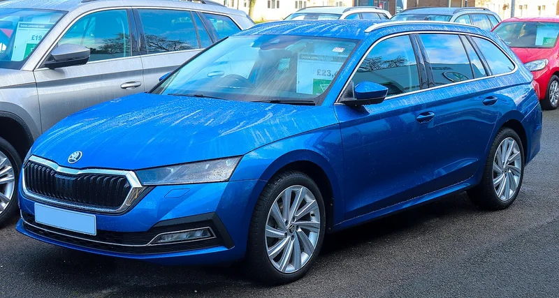 Škoda Octavia IV Combi, kombi, pohľad spredu a zboku