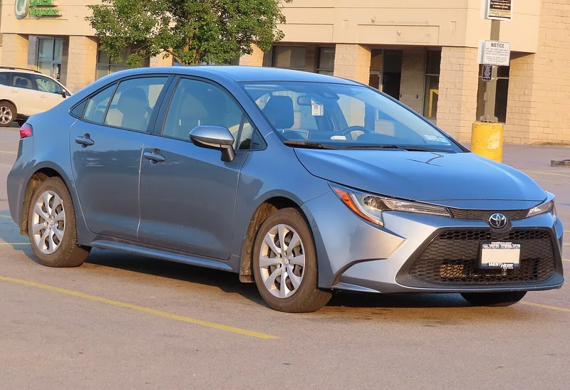 Toyota Corolla (E210), sedan, pohľad spredu a zboku